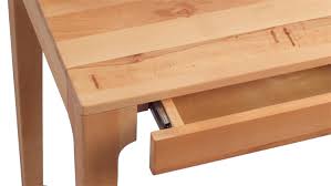 Noble massive schreibtische aus kernbuche mit füssen im rahmendesign mit robuster geölter oder gewachster tischplatte lassen sich sogar als esstisch zweckentfremden. Schreibtisch Kona Kernbuche Massiv Geolt 110x55 Cm
