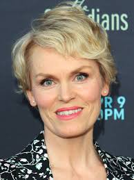 Stephanie Weir's Instagram, Twitter & Facebook