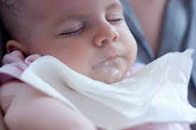 Susu formula bayi ini mengandung probiotik, asam lemak esensial la dan ala, prebiotik fos dan gos, zat besi, serta 12 vitamin dan 11 mineral. Sering Terjadi Ini Penjelasan Mengapa Bayi Muntah Melalui Hidung Semua Halaman Nakita