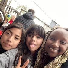 En un ambiente festivo y colmado de emociones se desarrolló el cambio de  autoridades de nuestro querido Rotary Club La Plata Sur. El Pte. 2022-23,  Alejandro Toporkov, colocó el botón de Pte.