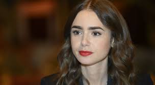 Lily Collins (Emily in Paris) : quelle maladie a vaincu l'actrice d'à peine  31 ans ? - Closer