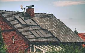 Solaranlage Auf Dem Eigenen Hausdach Die Wichtigsten Photovoltaik Anbieter Solaranlage Solar Solaranlage Dach