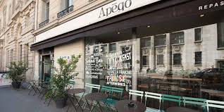 En Plein Cœur De Saint Germain Des Pres Rue Des Saints Peres Le Brunch D Apego A Tout Pour Plaire Aux Paris Fromage Blanc Maison Brunch Fruits Et Legumes Bio
