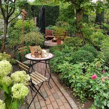 Ein weiterer trick ist es demnach, den garten sinnvoll zu das können eine schöne blüte im frühjahr, dekorative früchte oder buntes herbstlaub sein. Kleine Garten Gestalten Mit Schonen Ideen Seite 9