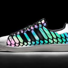 Hochwertige schuhe für die kleinsten. Sneaker Fieber Eine Ode An Den Turnschuh Adidas Superstar Schuhe Adidas Schuhe Superstars Schuhe