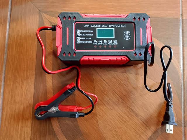 Cargador de batería 12v Pantalla digital muestra estado de la carga y  temperatura Protección contra sobrecarga, sobrecalentado o corto circuito  **Para motocicleta,auto o camión**