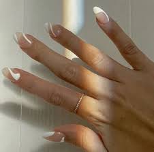 You could have something chic, bold. Abstract Nail Art Quelle Est Cette Nouvelle Manucure Tendance Chic Et Arty Au Possible Vue Sur Pinterest En 2021 Idees Vernis A Ongles Jolis Ongles Vernis A Ongles