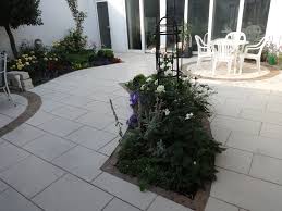 Alle gewöhnen sich schnell an ihn. Start Specht Gartenbaus Webseite