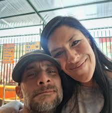 What does 'stretch to fit' vs 'maintain in keyframe' mean?