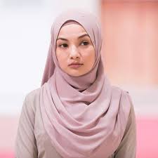 Semakin detail corak dan motif pada pakaian, semakin anggun dan mewah busana yang dipakai. Tiada Makna Berduit Dan Popular Jika Hati Tidak Bahagia Neelofa Tidak Mahu Lagi Melayan Gosip Percintaan Lama Kontroversi Dan Kerudung Kecantikan Percintaan