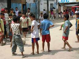 Descargue esta imagen gratuita sobre niña jugando fútbol de la vasta biblioteca de imágenes y videos de dominio público de pixabay. Ninos Peruanos Jugando En La Calle Ninos Futbol Futbol Belenes