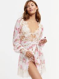 Love & lemons' signature ruffles, floral appliqués and dainty bows stand out. Melrose Bademantel For Love Lemons Vs