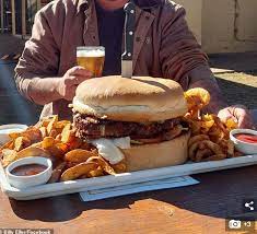 Lượt xem 3432031 năm trước. Pub Introduces 45 Road Train Burger That Weighs 5 5kg Tradesmen Banter