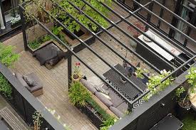 Kvartira Na Pervom Etazhe S Sobstvennym Uyutnym Dvorikom 80 Kv M Foto Idei Dizajn Porch Makeover Balcony Design Backyard Landscaping