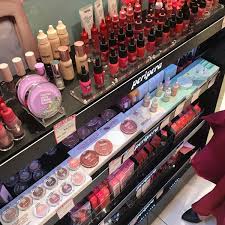 Pink is one of my favorite colors, whenever i see sa sa stores i will surely make my way inside. Sasa 3 Tips