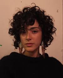 Achieve this cute look by going really short on the sides and at the back, while bringing most of your volume to the top of your head. A Imagem Pode Conter 1 Pessoa Close Up Curly Hair Styles Hair Styles Short Hair Styles
