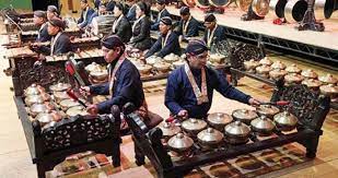 Istilah gemelan berarti alat/instrumen, yaitu satu kesatuan utuh yang dimainkan bersamaan untuk menghasilkan bunyi yang senada. 15 Alat Musik Gamelan Jawa Lengkap Dengan Gambar Haipedia Com