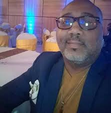 What are some thoughtful gift ideas for a therapist who will be