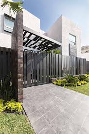 Pintu pagar rumah minimalis dengan garis horizontal. 8 Inspirasi Pagar Minimalis Si Pencuri Perhatian