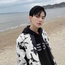 Putra pertama rey mbayang dan dinda hauw itu pun diberi nama arshakalif muhammad mbayang. Potret Hwall Eks The Boyz Yang Kini Genap 21 Tahun