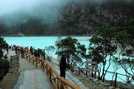 Kawah putih ciwidey berada di lahan yang cukup luas. Harga Tiket Masuk Dan Lokasi Kawah Putih Ciwidey Tempat Wisata Di Jawa Barat Yang Membuatmu Enggan Untuk Beranjak Darinya Daka Tour