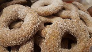 Dipped in chocolate, with a dash of jam or simply dusted with sugar, enjoy! Cinnamon Rings Are Delicious German Austrian Christmas Cookies Germanrecipes Christmascookies German Christmas Cookies Austrian Recipes Austrian Desserts