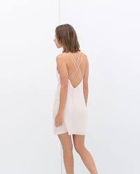 Una scollatura, un oblò o uno squarcio che più audace di una profonda scollatura a v, più malizioso di una minigonna, il vestito che apre lo sguardo sulla schiena è una sorpresa. Vezati Plasticni Duznost Abito Schiena Scoperta Zara Goodtimetorollon Com