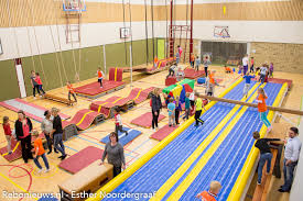 Voor de groepen 1 t/m 4 begon de dag met een koningsontbijt in in sporthal de meerkoet waren nog een drietal spellen georganiseerd. Koningsspelen Zijn Begonnen Rebonieuws Nl