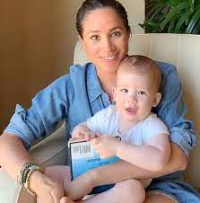 Il 'royal baby', infatti, potrebbe acquisire la doppia cittadinanza (britannica per parte di padre, statunitense per parte di madre) anche. Harry E Meghan Tutte Le Foto Di Archie Mountbatten Windsor Foto Io Donna