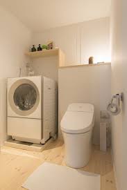 白を基調にした清潔感のあるトイレ空間 洗濯室も兼ねており 洗剤などを置けるオープン棚も大活躍です ゼロリノベ トイレ マンションリノベーション サニタリー 洗濯機置き場 リノベりす マンション リノベーション 洗濯室 リノベーション