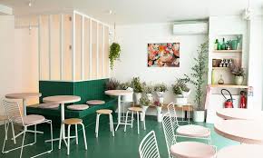 Peonies Paris Le Cafe Fleuriste The Socialite Family Idee Deco Restaurant Interieur De Restaurant Interieurs Cafe