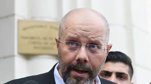 Ministrul Apărării, fotografiat când citea pe telefon în timp ce soldații  îi dădeau onorul