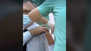 Video Ministrul Sorin Cimpeanu S A Prezentat La Vaccinare Cu O CÄƒmaÈ™Äƒ SpecialÄƒ Cu FereastrÄƒ Digi24