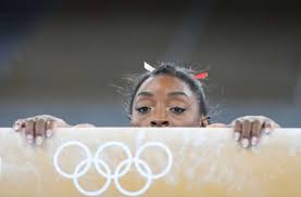 Tunerin simone biles meldete sich nach 18 monaten wettkampfpause mit einer weltpremiere zurück. Byxdmun1fpuqlm
