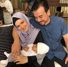 Fesyen gaun merah yang digayakan penyanyi datuk seri siti nurhaliza pada konsert siti nurhaliza on tour 2019 yang berlangsung sabtu lalu mendapat perhatian ramai pihak. Tak Sabar Bawa Si Pipi Merah Beraya Siti Nurhaliza