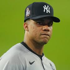 JUAN SOTO FIRMA CON LOS METS Juan Soto, el agente libre más cotizado, se  decidió por firmar con los Mets de Nueva York por 15 años y 765 millones de  dólares. Es