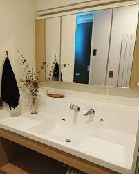 iamすん on instagram 超悩んだ洗面です 鏡 サンワカンパニー ホテルミラー900 インウォール 壁埋め込み 収納もほしいけどすっきりさせたくて 壁に埋め込むタイプにしました カウンター 吉本 洗面所 インテリア ホテル レトロなバス