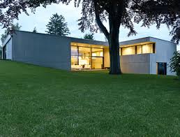 Ein riegel enthält die am flur aufgereihten privaträume, der andere den großen, offenen wohnbereich mit küche, an die eine kleine speisekammer grenzt. Architektenhauser Familien Bungalow Am Hang Schoner Wohnen