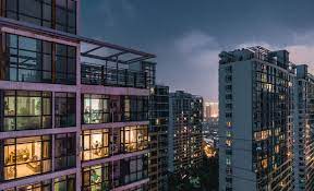 • to a casual onlooker, there is no or very little difference between an apartment and a condo. Condominium Definition