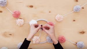 Tuto Fabriquez Un Mobile A Pompons Pour Bebe