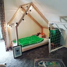 Hausbett Fur Unter Die Schrage Diy Hausbett Kleinkinderbett Bett Ideen