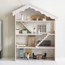 Puppenhäuser oder auch puppenstuben gab es, so ist es zumindest den meisten menschen in erinnerung, zu allen zeiten. Puppenhaus Aus Holz In Rosa Fur Kinder Kaufen Petite Amelie