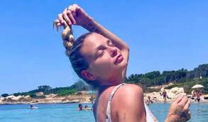 Incidente per giulia provvedi, mentre gira un video si…. Le Donatella Posa Inarcata E Fisico Pazzesco Giulia Domina Il Mare