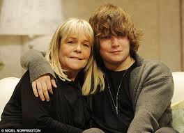 En broadchurch interpreta a susan wright, apareciendo en todos sus episodios. Pauline Quirke And Linda Robson Are Joined Onstage By Their Sons As They Continue The Tour Of Birds Of A Feather Daily Mail Online