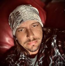 Let's keep it simple and draw a monster using Posca pens! #doodlewithkorp