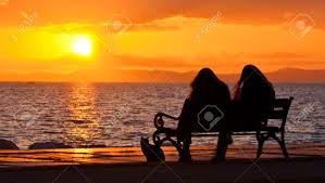 Zwei auf einer bank ile bağlantı kurmak için şimdi facebook'a katıl. Zwei Madchen Die Auf Einer Bank Nahe Kuste Bei Sonnenuntergang Sitzen Sun Zwischen Wolken Und Einer Katze Die Nahe Der Bank Schattenbild Sitzt Lizenzfreie Fotos Bilder Und Stock Fotografie Image 82335176