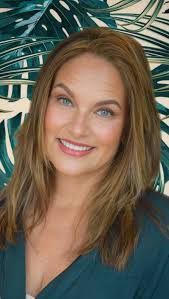 From Palm Beach to Hollywood! 🌴🎬 Our very own Alamea model and local  beauty, Holly Davidson, is making waves