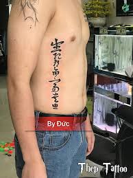 Xăm chữ nguồn gốc có từ rất lâu rồi, cho đến những năm về sau nghệ thuật xăm chữ vẫn đang rất nổi trội. Tá»•ng Há»£p Nhá»¯ng Hinh XÄƒm Chá»¯ Ä'áº¹p Va Y NghÄ©a Cho Nam Kenh Sinh Vien