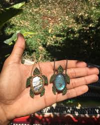 Disponibles Hermosos Collares Tejidos Usando La Tecnica Macrame Inspirados En Este Hermoso Y Mistico Animal Collares Collares Macrame Collares Tejidos