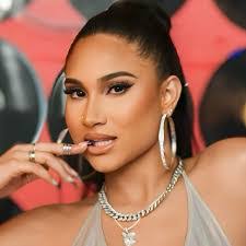 Sandra Rose's Instagram, Twitter & Facebook